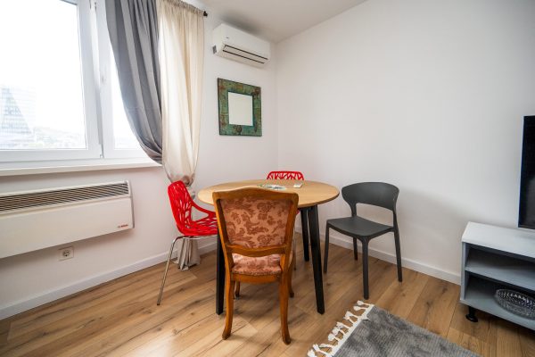 Bright and Colorful 1BDR apartment in City Center