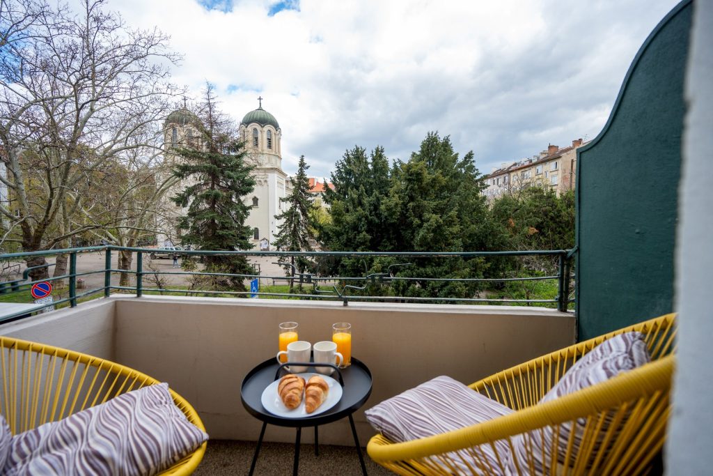 Luminous 2BDR w/ Balcony & View in the Center